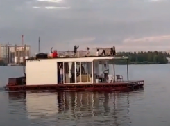 Плавучий дом с отдыхающими заметили на Воронежском водохранилище  