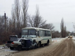 В Воронеже опубликованы жуткие фото, как маршрутный ПАЗ раздавил ВАЗ