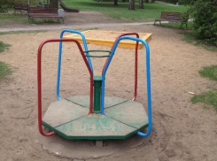 Воронежская прокуратура потребовала отремонтировать травмоопасную детскую площадку