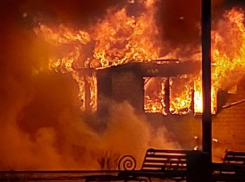 Масштабный пожар на автостанции показали в Воронежской области 