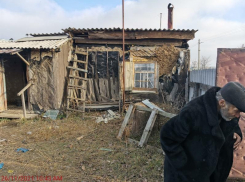 Брошенный всеми воронежский погорелец живет в самодельной ночлежке из остатков обгоревших досок 