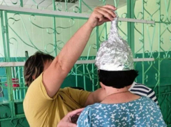 «Шапочки Отечества»: министерство прокомментировало «защиту» из фольги на педагогах Воронежской области