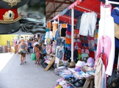 В Левобережном районе Воронежа женщина украла на рынке платья и купальники