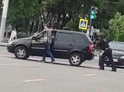 Поступок доброго гаишника сняли в Воронеже на видео