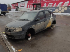Машину «Яндекс.Такси» разули в Воронеже