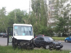 «Мерседес» столкнулся с маршруткой в Воронеже: есть пострадавшие 