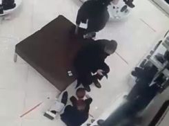 Ловкое ограбление раввина в торговом центре попало на видео в Воронеже