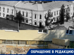 Двор здания XIX века в центре Воронежа завален мусором и трупами крыс