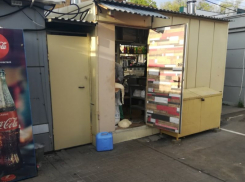 Грязное отношение к намешанному тесту увидели в продуктовом киоске Воронежа