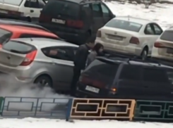 Воронежец напал на машину женщины, которая не уступила ему дорогу  