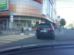 Иномарка с «чиновничьими» номерами показала отношение к правилам в Воронеже