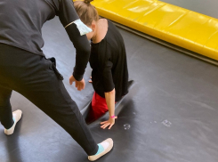 Развлекательный центр объяснил, почему во время прыжка девушка провалилась под батут в Воронеже 