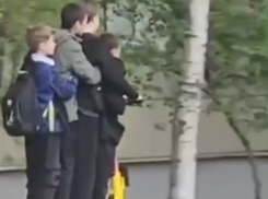  Четверо на одного: беспечный поступок подростков попал на видео в Воронеже