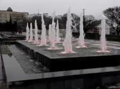 Из-за теплой погоды в Воронеже запустили новые фонтаны на площади Победы