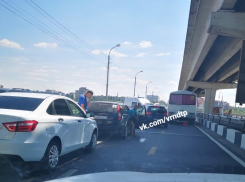 Воронежцы встали в гигантскую пробку на Северном мосту из-за «пазиков»