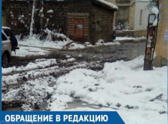 Воронежцы возмущены состоянием двора, в который можно заехать только на БТР