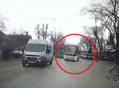 Автобус №5А покрыли матом после выезда на «встречку» в Воронеже
