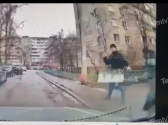 Камень в проезжающую машину швырнул прохожий в Воронеже