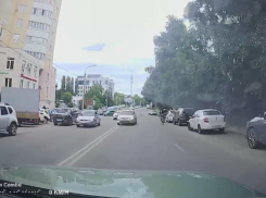  Уход от лобового ДТП показали в Воронеже 