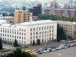 В Воронеже в Никитинскую библиотеку привезли людей для массового голосования по «открепительным»
