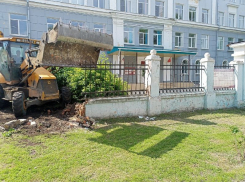 Экскаватор выломал ковшом забор в «заповеднике довоенного Воронежа»