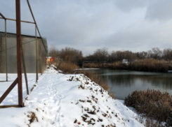В Воронеже незаконно возводили гаражи на берегу реки Песчанка