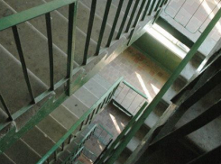 В Воронежской области 4-летний мальчик упал в подъезде с третьего этажа 