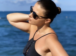Блестящей фигурой похвасталась на пляже в Сочи экс-советница министра 