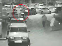 Подростковую беготню по машинам сняли камеры наблюдения в Воронеже 