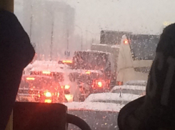 Очередной снегопад в Воронеже вызвал на дорогах транспортный коллапс