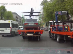 В центре Воронежа эвакуируют машины (ВИДЕО)