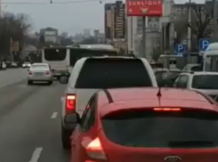 Причину пробок на Московском проспекте наглядно показали в Воронеже 