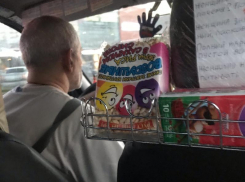 Такси со сладостями, цитатами про женщин и скидками на кладбище катает пассажиров по Воронежу 