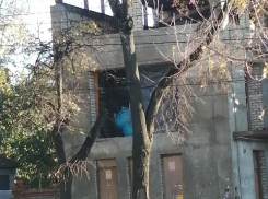 Гигантский улыбчивый кот подглядывает за воронежцами прямо из «заброшки» 