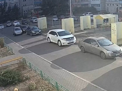 Сумасшедшая езда ВАЗа по воронежскому двору попала на видео