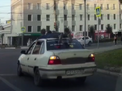 Молодежь проехались на крыше и капоте «Нексии» в Воронеже