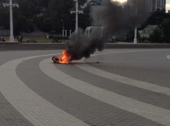 В Воронеже на Адмиралтейской площади горел мотоцикл (ФОТО)