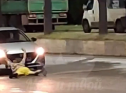 Странное поведение мужчины на дороге попало на видео в Воронеже