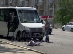 Эпичный бой между маршруточником и пассажиром попал на видео в Воронеже