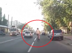 Разъезжающий по Воронежу голый велосипедист попал на видео