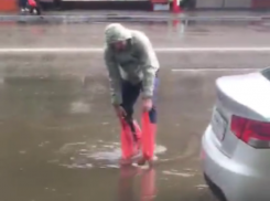 Мужчина с пакетами бросил вызов потопу в Воронеже 