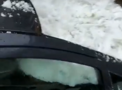 «Побило лобовые стекла»: упавший с крыши больницы снег облегчил кошельки воронежцев