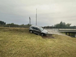 Пенсионер скончался после опрокидывания его Nissan на трассе под Воронежем