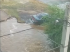 Грандиозный потоп из-за  коммунальной аварии сняли на улице Воронежа
