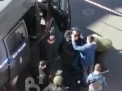 Взрывотехников ФСБ сняли на видео у отдела полиции в Лисках 