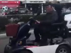 На неведомом транспортном средстве лихо передвигается по Воронежу пенсионер