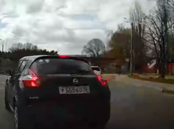 Женская подстава на дороге попала на видео в Воронеже