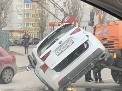 Автокран разворотил крюком Lexus в Воронеже