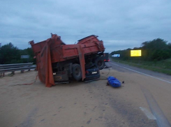 Отцепившийся от КамАЗа прицеп смял кроссовер на воронежской трассе