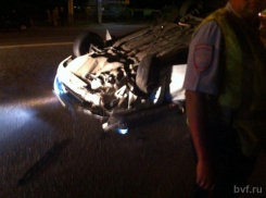 В Воронеже заниженная «Приора» врезалась в светофор и перевернулась (ФОТО)